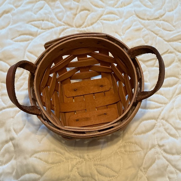 Longaberger woven Basket with leather Handles - Picture 2 of 3